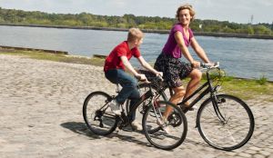 Παιδί και γυναίκα κανουν ποδήλατο στην ταινία Το Παιδί με το Ποδήλατο (2011)