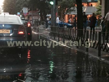 Πλημμύρισαν οι δρόμοι της Θεσσαλονίκης, κατέρρευσε μέρος κτιρίου
