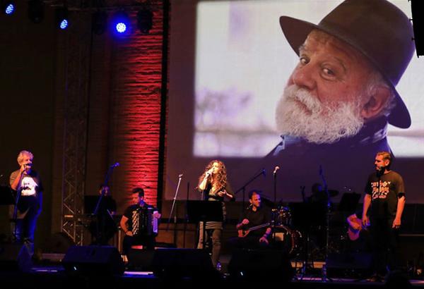 Συγκίνησε η συναυλία «Εδώ είναι του Ρασούλη» στο προαύλιο του Μεγάρου Μουσικής Θεσσαλονίκης 