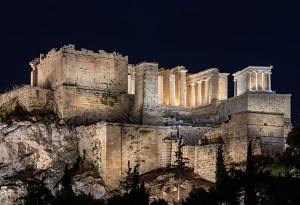 Η Αθήνα «εκπέμπει» φως διεθνώς: ο νέος φωτισμός της Ακρόπολης 