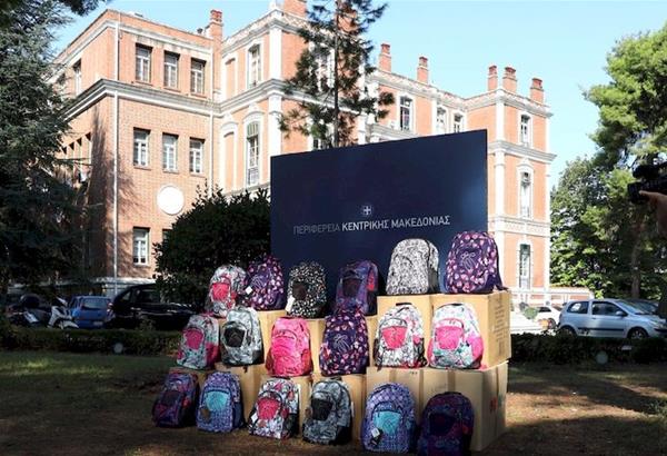 Ο Τζιτζικώστας παρέδωσε 1.244 σχολικές τσάντες για τα «πρωτάκια» των πολύτεκνων οικογενειών της Κεντρικής Μακεδονίας