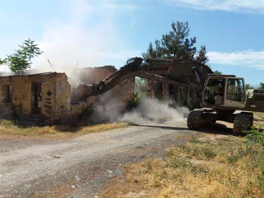 Ξεκίνησαν να γκρεμίζουν τα επικίνδυνα οικοδομήματα στο πρώην στρατόπεδο Παύλου Μελά