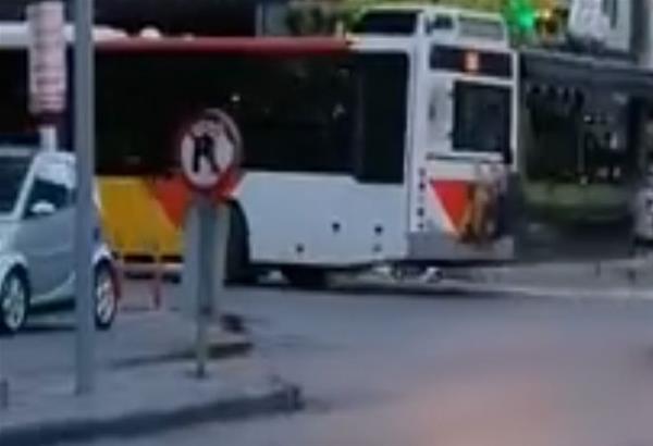 Θεσσαλονίκη: Επικίνδυνη ''σκαλομαρία'' από νεαρό σε λεωφορείο του ΟΑΣΘ της γραμμής 58. Βίντεο