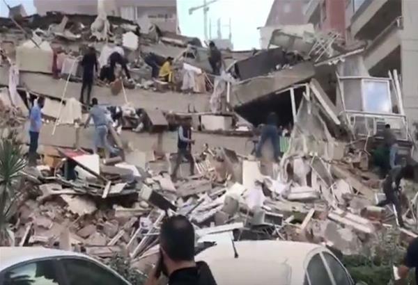 Κατέρρευσαν κτίρια στη Σμύρνη από τον ισχυρό σεισμό στo Αιγαίο. Βίντεο