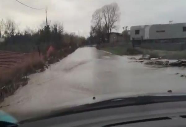Νέα Ηράκλεια: Πλημμυρισμένοι οι δρόμοι και οι ιρλανδικές διαβάσεις από τη χθεσινή (4/1) κακοκαιρία. Βιντεο 
