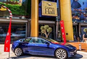 Tο Golden Hall υποδέχτηκε το πρώτο Tesla pop-up stand στην Ελλάδα