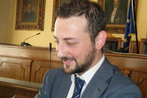Ο 33χρονος Σαράντος Ευσταθόπουλος βάζει υποψήφιος για πρόεδρος της ΝΔ