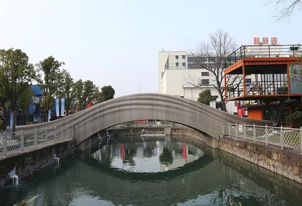 Η μεγαλύτερη πεζογέφυρα από τρισδιάστατο εκτυπωτή βρίσκεται στη Σαγκάη και δόθηκε στην κυκλοφορία