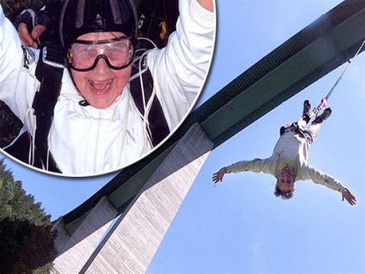 80χρονη συνταξιούχος κάνει μπάντζι-τζάμπινγκ και πηδά από γέφυρα ύψους 190 μέτρων