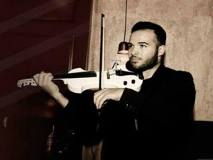 Ο Nico V σε μια live violin performance στο Dapper Dan