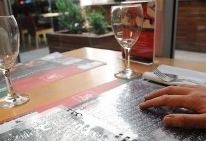 Εστιατόριο στην Καβάλα προσφέρει το μενού του σε γραφή Μπράιγ