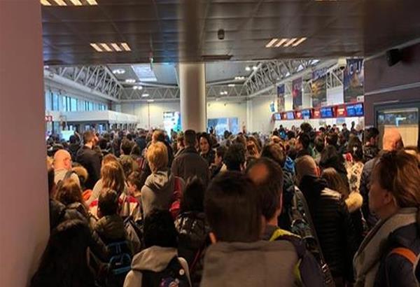 ΕΚΤΑΚΤΟ: Έκκενώθηκε το αεροδρόμιο Τσιαμπίνο της Ρώμης λόγω φωτιάς 