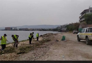 Ο Δήμος Καλαμαριάς καθαρίζει την παραλία στο Καραμπουρνάκι