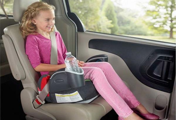 ΚΟΚ:Υποχρεωτικά κάθισμα μέχρι τα 12 στο αυτοκίνητο – Μετά τα 16 τα παιδιά σε μηχανάκι