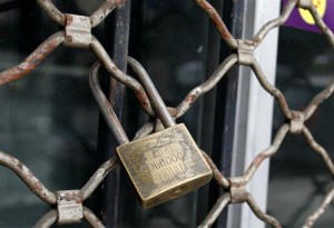 Τα κλειδιά των καταστημάτων τους δηλώνουν ότι θέλουν να παραδώσουν στο Μαξίμου οι εστιάτορες