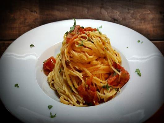 Λιγκουίνι με ντοματίνια και σκόρδο. Απλό, οικονομικό και γευστικό πιάτο από τον Γιάννη Χαλκίδη