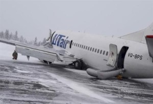 Σιβηρία: Αεροσκάφος παρουσίασε δυσλειτουργία στους τροχούς προσγείωσης - κατέληξε σε περιοχή γεμάτη χιόνια - Δείτε βίντεο