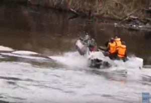 Τούρκοι ''κομάντος'' με άδεξιους χειρισμούς φουσκωτού στον ποταμό Έβρο. Βίντεο