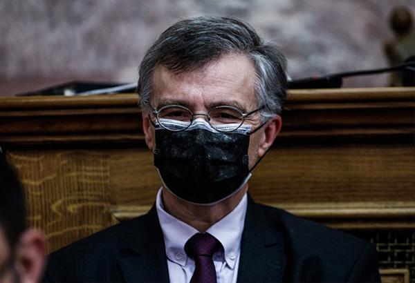 Τσιόδρας: Με διπλή μάσκα προστασίας στην Επιτροπή Θεσμών και Διαφάνειας 