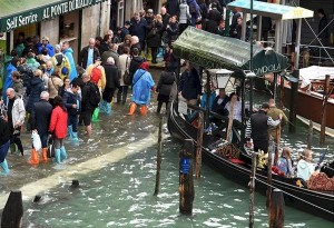 Σοβαρά προβλήματα από την κακοκαιρία σε όλη την Ιταλία - Bυθίστηκε η Βενετία. Κάτω από το νερό το 75% της πόλης