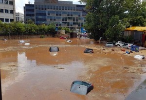 Χείμαρροι «κατάπιαν» αυτοκίνητα σε πάρκινγκ στο Μαρούσι