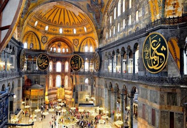 DW: Γιατί ο Ερντογάν θέλει να κάνει τζαμί την Αγία Σοφία