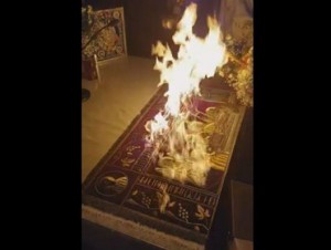 Ιερέας σε εκκλησία της Θεσσαλονίκης έβαλε φωτιά στην Αγία Τράπεζα (video) για το Δεύτε Λάβετε Φως 