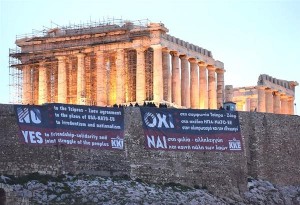 Πανό του ΚΚΕ στην Ακρόπολη κατά της συμφωνίας των Πρεσπών, στα ελληνικά και αγγλικά