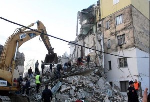 Τουλάχιστον 13 νεκροί, 135 τραυματίες και πολλοί παγιδευμένοι από τον ισχυρό σεισμό στην Αλβανία