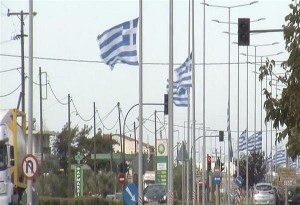 Αλεξανδρούπολη: Έφηβοι αγοράζουν με το χαρτζιλίκι τους ελληνικές σημαίες & στολίζουν την πόλη