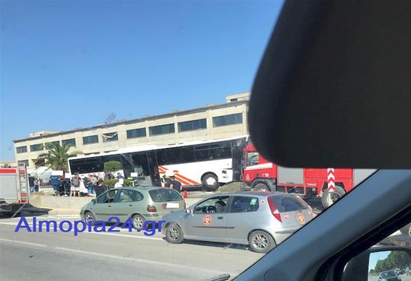  EKTAKTO: Τροχαίο με λεωφορείο του ΚΤΕΛ έξω από τη Θεσσαλονίκη. 12 τραυματίες