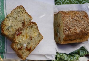 Αλμυρό κέικ με τυριά και μυρωδικά από την Εύη Βουτσινά