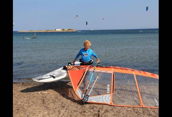 Μία θέση στο βιβλίο των ρεκόρ Γκίνες διεκδικεί η 81 ετών Α. Γερολυμάτου, επιχειρώντας να διανύσει 18 μίλια με windsurf