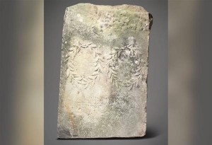 Βρετανία: Αρχαία επιγραφική  μαρμάρινη πέτρα λειτουργούσε επί χρόνια ως μπλογκ για στάβλο