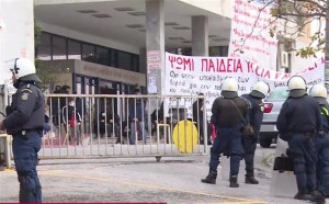 ΤΩΡΑ στη Θεσσαλονίκη: Αντιεξουσιαστές με ρόπαλα και κράνη στο ΑΠΘ και τις φοιτητικές εστίες