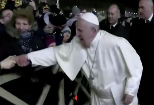 Βατικανό: Η αντίδραση του Πάπα Φραγκίσκο στη γυναίκα που δεν τον άφηνε να φύγει