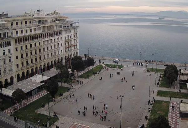 Κυριακή μεσημέρι - τώρα- με τον κόσμο να βολτάρει στην κίτρινη πλέον επιδημιολογικά Θεσσαλονίκη. Βίντεο