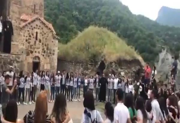 Ναγκόρνο Καραμπάχ: Αρμένιοι αποχαιρετούν τις εκκλησίες τους. Video