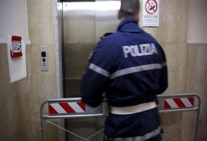 50χρονη εγκλωβίστηκε στο ασανσέρ και επιβίωσε πίνοντας… κρασί