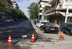 ''Καινοτομία'' σε έργο οδοποιίας στη Θεσσαλονίκη. Ασφαλτοστρώθηκε ο μισός δρόμος για λόγους ...οικονομίας...
