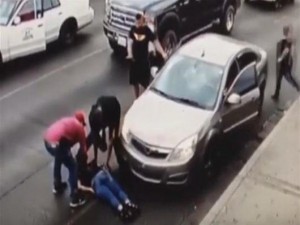  22χρονη παρασύρθηκε από αυτοκίνητο ενώ διέσχιζε τρέχοντας με τακούνια τον αυτοκινητόδρομο. Δείτε το βίντεο