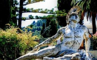 Μνημεία χαρακτηρίστηκαν τα γλυπτά στο Αχίλλειο της Κέρκυρας