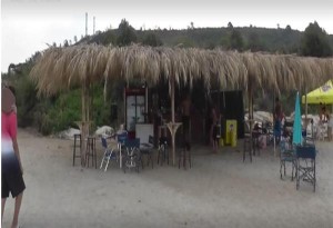 Σάρτη Χαλκιδικής: Καταγγελία για ξυλοδαρμό λουόμενου σε beach bar στην παραλία Αχλάδα 