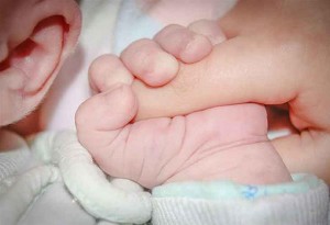 Κορωνοϊός: Μητέρα με βαριά λοίμωξη γέννησε ένα υγιές κοριτσάκι στο νοσοκομείο «Αττικόν»