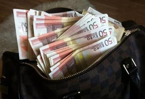 Γερμανία: Βρήκε σάκο με 16.000 ευρώ, τα επέστρεψε και αρνήθηκε τη νόμιμη αμοιβή του από τον ιδιοκτήτη