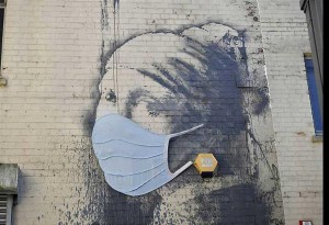Το «Κορίτσι με το τρυπημένο τύμπανο»  του Banksy με μάσκα προστασίας από τον κορωνοϊό