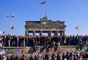 DW: Τι οδήγησε στην Πτώση του Τείχους του Βερολίνου;