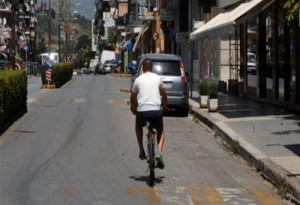 Viral o ποδηλάτης που πέρασε ''χαλαρά''... μέσα από τα επεισόδια στη Θεσσαλονίκη! Βίντεο