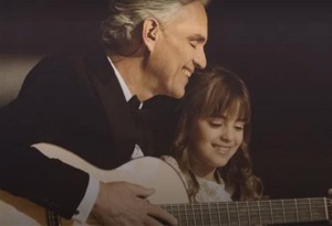 Ο Andrea Bocelli σε ντουέτο με την 8χρονη κόρη του ερμηνεύει το «Hallelujah»