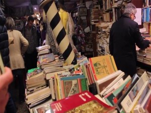 Βενετία: Βιβλία σε  βάρκες, γόνδολες και μπανιέρες για να μην καταστραφούν